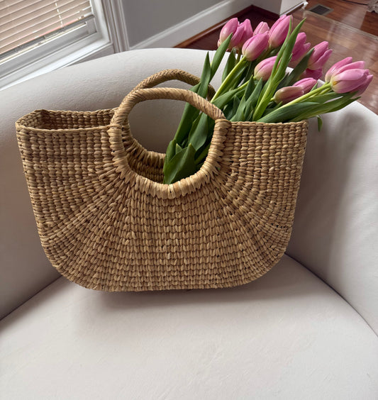 Handwoven straw tote made in Peru. The Marbella Tote is a chic summer panier bag perfect for Euro summer style, beach vacations, and everyday warm-weather outfits